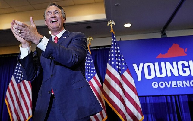 Glenn Youngkin, gewhlter Gouverneur v...eiert seinen Sieg bei einer Wahlparty.  | Foto: Andrew Harnik (dpa)