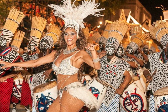 Die Kostme glitzern wie beim Karneval in Rio.  | Foto: Leonardo Correa, Mintur (dpa)
