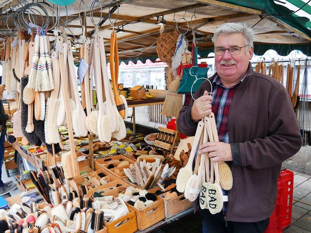 Wolfgang Fleig verkauft Gewrze, Honig und Holzprodukte aus der Region.  | Foto: Michael Gottstein