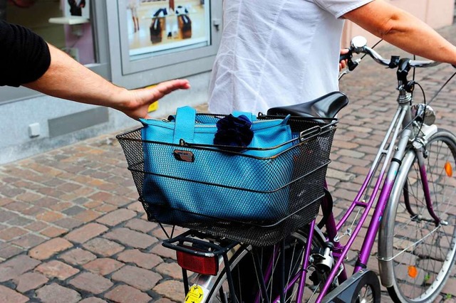 Eine Unbekannte soll in Freiburg-Hasla... Fahrradtasche zu stehlen. Symbolbild.  | Foto: Ingo Schneider