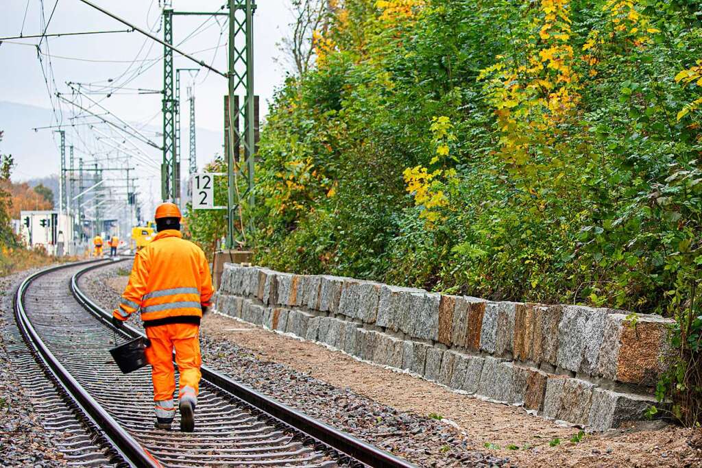 Tamping machine on the track bed of the Breisgau S-Bahn – Gottenheim