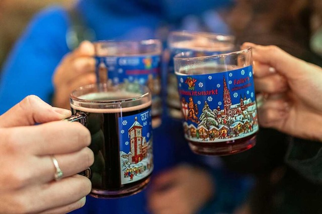 In Schopfheim gibt es Glhwein.  | Foto: Patrick Seeger (dpa)