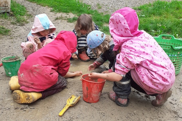 In der Pftze spielen: Kinder im Britzinger Naturkindergarten Zwuckelwiese  | Foto: Christian Engel