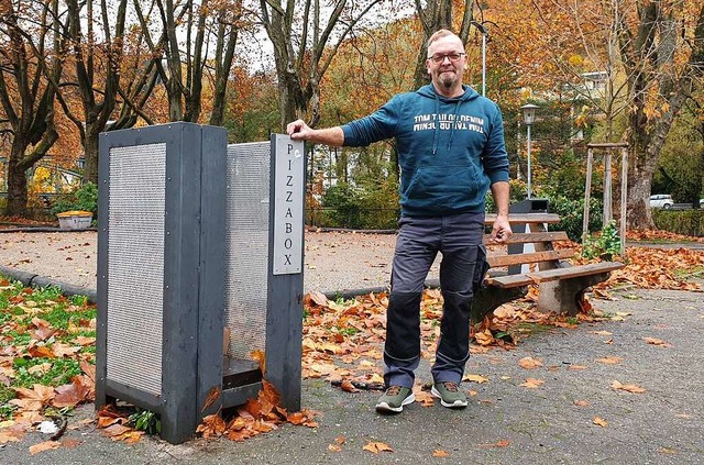 Klaus Schtzle neben der originalen, ersten Pizzabox, in der Schlettstadtallee   | Foto: Theresa Steudel