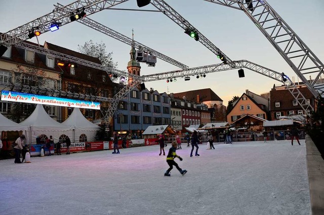 Magnet des Offenburger Weihnachtsmarktes auer den Glhweinstnden: die Eisbahn.  | Foto: Helmut Seller