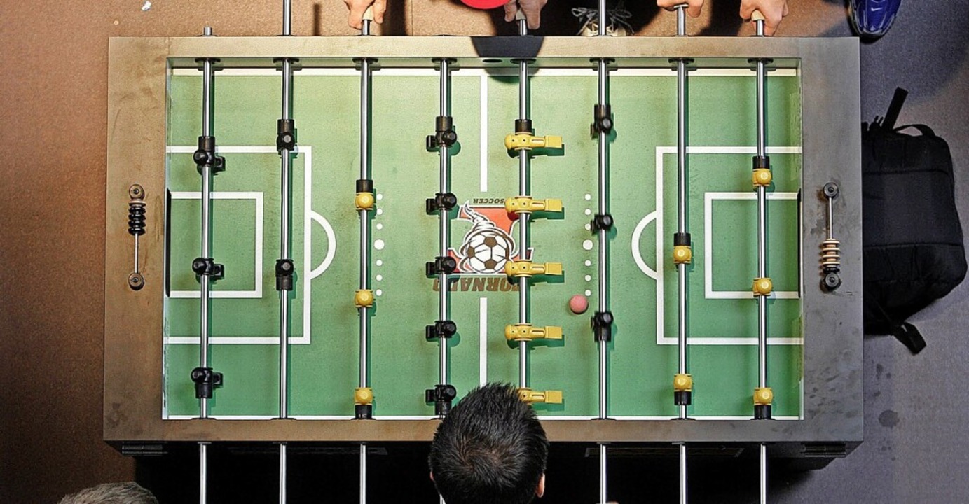 Ein Kicker wre ein mgliches Angebot im  Jugendcaf.  | Foto: dpa