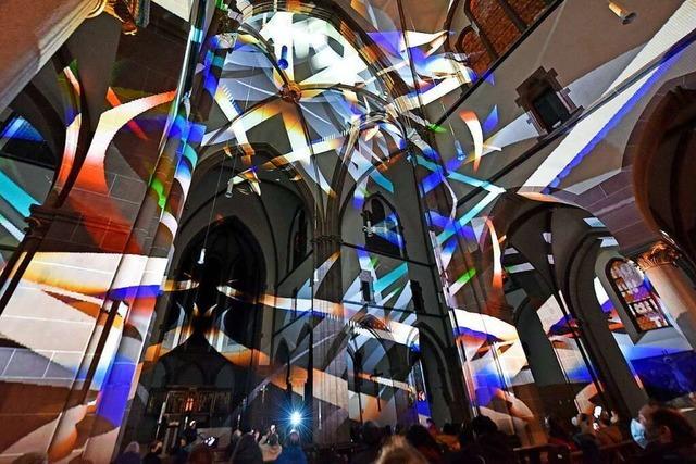 Lichtspektakel an der Herz-Jesu-Kirche in Freiburg-Stühlinger