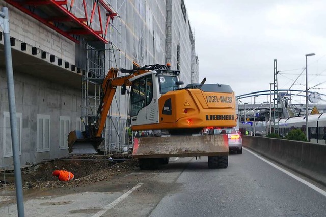 Ein Bagger   vor der Dreilndergalerie...gen zeitweise den Verkehr auf der B 3.  | Foto: Victoria Langelott