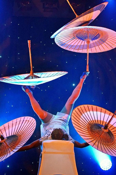 Lin Zhang mit ihrem Programmpunkt &#82...Schirme mit ihren Füßen kreisen lässt.  | Foto: Michael Bamberger