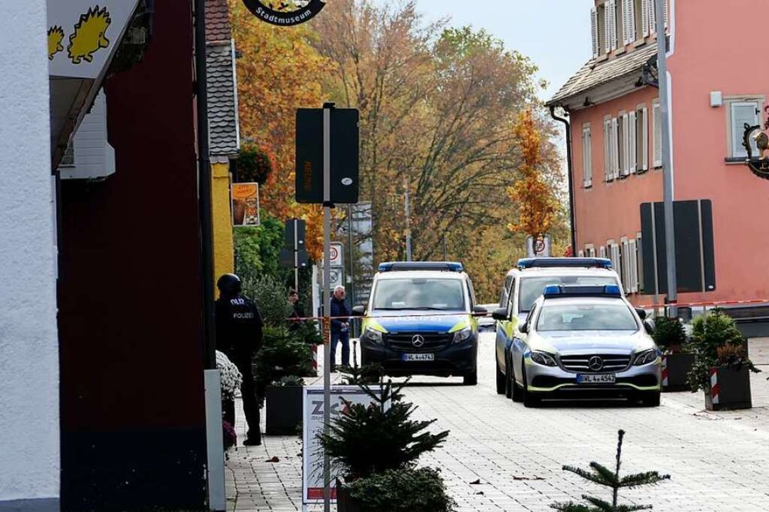 Die Polizei ist mit größeren Kräften vor Ort.  | Foto: Hans-Peter Müller