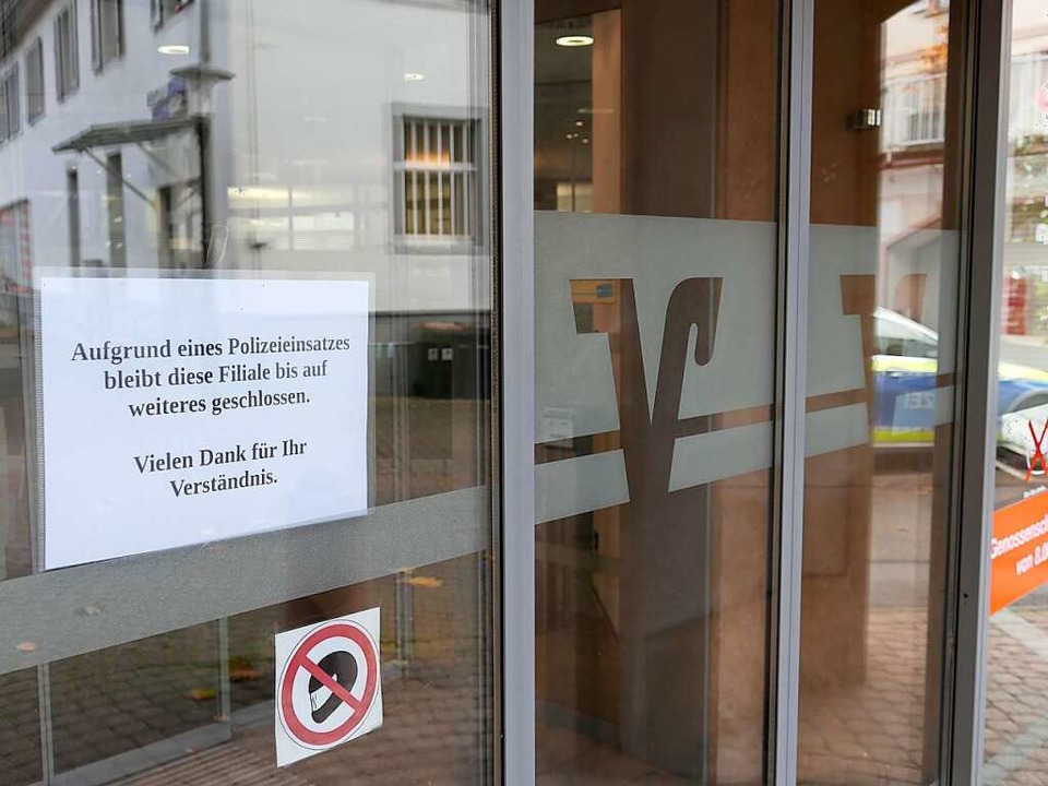 Die Filiale der Volksbank konnte zunchst nicht ffnen.  | Foto: Hans-Peter Mller