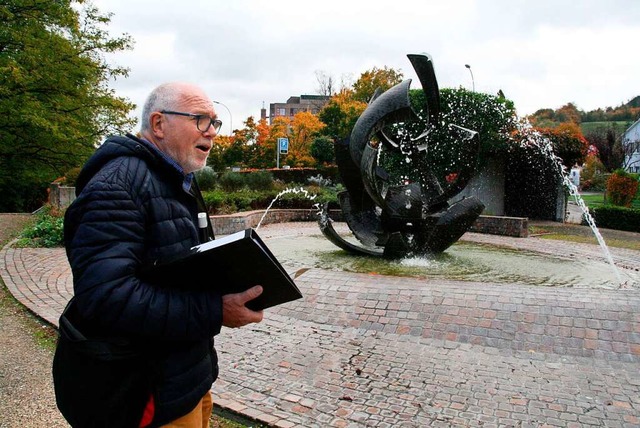 Rudolf Lscher, hier am Brunnen beim G...uren Erwin Rehmanns&#8220; entwickelt.  | Foto: Peter Schtz