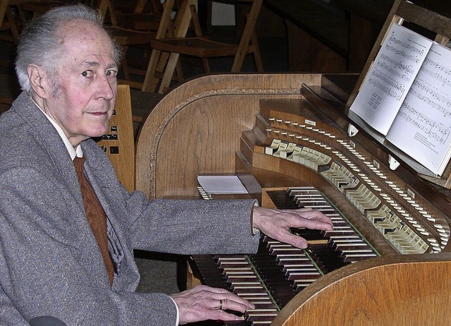 Rolf Lffler an seinem Lieblingsinstrument, der Orgel    | Foto: Eberhard Gross