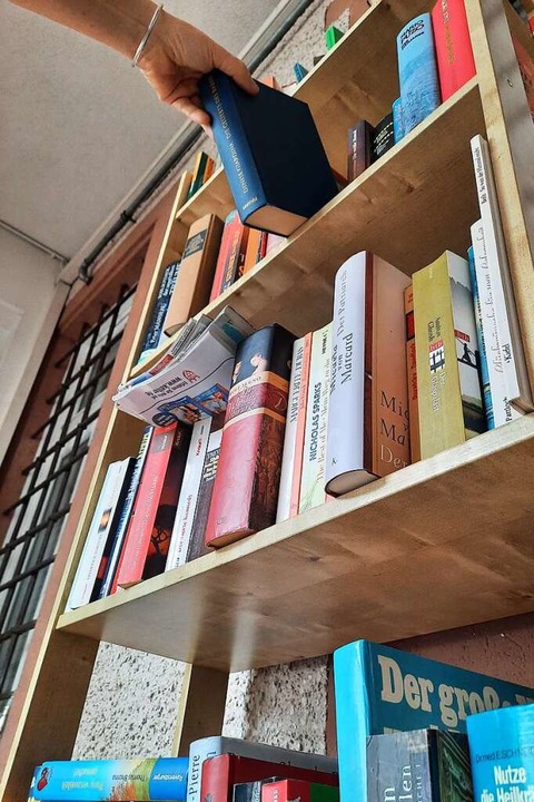 Der Büchertausch im Familienzentrum in Grenzach ist beliebt.  | Foto: Erika Bader