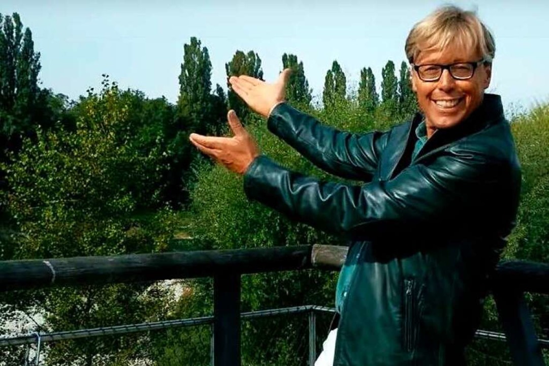 Hansy Vogt singt im Musikvideo zum Landesgartenschau-Song auch am Rhein.  | Foto: Screenshot