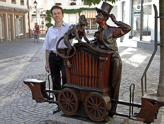 Klaus-Dieter Kienzler neben seiner Wippe in der Engelstrae  | Foto: Hubert Bleyer