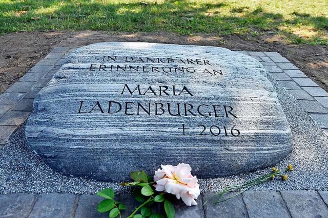 Gedenkstein fr die ermordete Studenti...burger an der Dreisam nahe des Tatorts  | Foto: Michael Bamberger