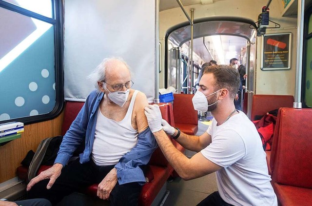 Ein 85-jhriger Mann lsst sich in der...Booster-Impfung gegen Corona spritzen.  | Foto: Boris Roessler (dpa)
