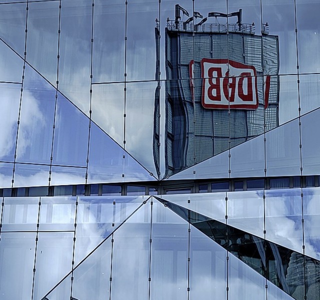 In der Fassade eines Hauses spiegelt sich der Turm des Berliner Hauptbahnhofs.  | Foto: Kay Nietfeld