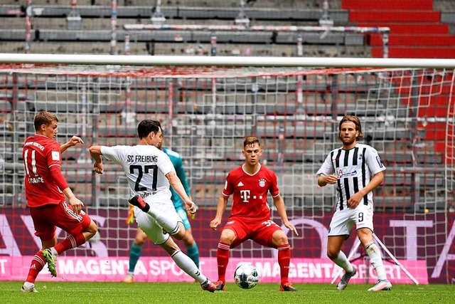 Szene aus dem Mnchner &#8222;Geisters...s Hler schauen zu. Bayern gewann 3:1.  | Foto: Sven Hoppe (dpa)