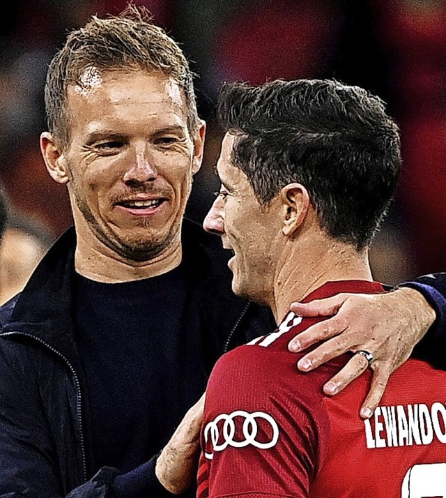 Bayern-Trainer Julian Nagelsmann (l.) mit Robert Lewandowski  | Foto: Sven Hoppe (dpa)