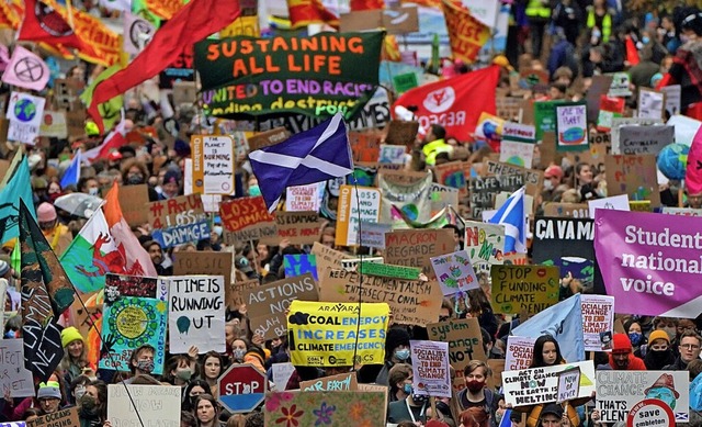 Bunter Protest: Demonstrierende ziehen...Bannern durch die Straen von Glasgow.  | Foto: Andrew Milligan (dpa)