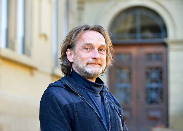 Bertram Goldbach vor dem Gemeindehaus ... Christuskirche&#8220; (ABC) befinden.  | Foto: Michael Bamberger