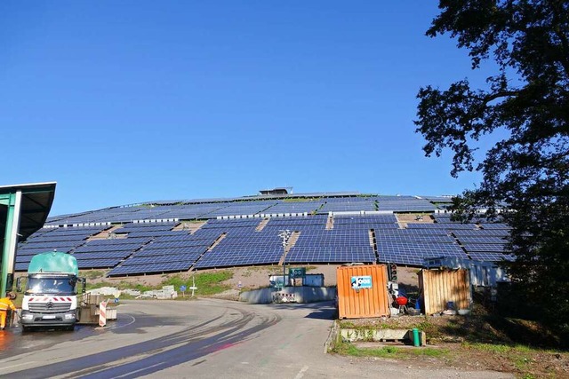 Eine Seite des Deponiebergs ist mit Solarzellen bedeckt.  | Foto: Sonja Zellmann