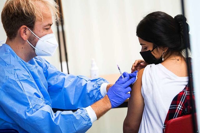 Basel will junge Menschen  motivieren, sich impfen zu lassen.  | Foto: Bernd von Jutrczenka (dpa)