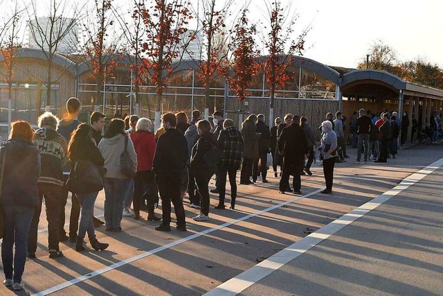 Vergangenen Freitag bildete sich vor d... eine lange Schlange von Impfwilligen.  | Foto: Wolfgang Knstle