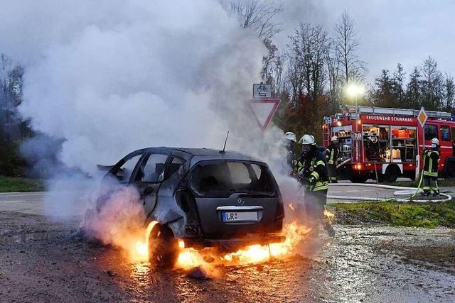 Mercedes brennt in der Neuen Rheinstrae in Schwanau komplett aus