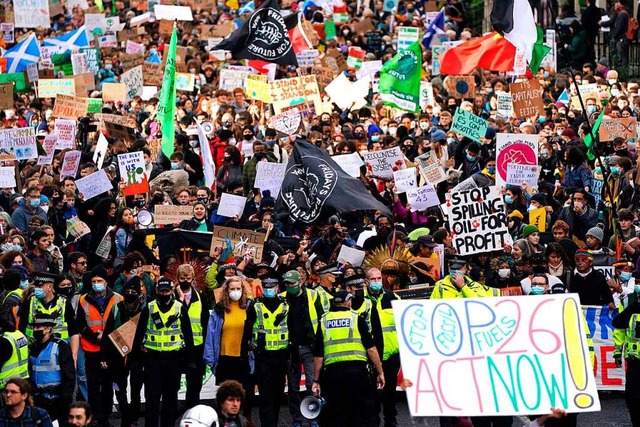 Tausende demonstrieren in Glasgow gege...gen Ergebnisse der Weltklimakonferenz.  | Foto: Andrew Milligan (dpa)