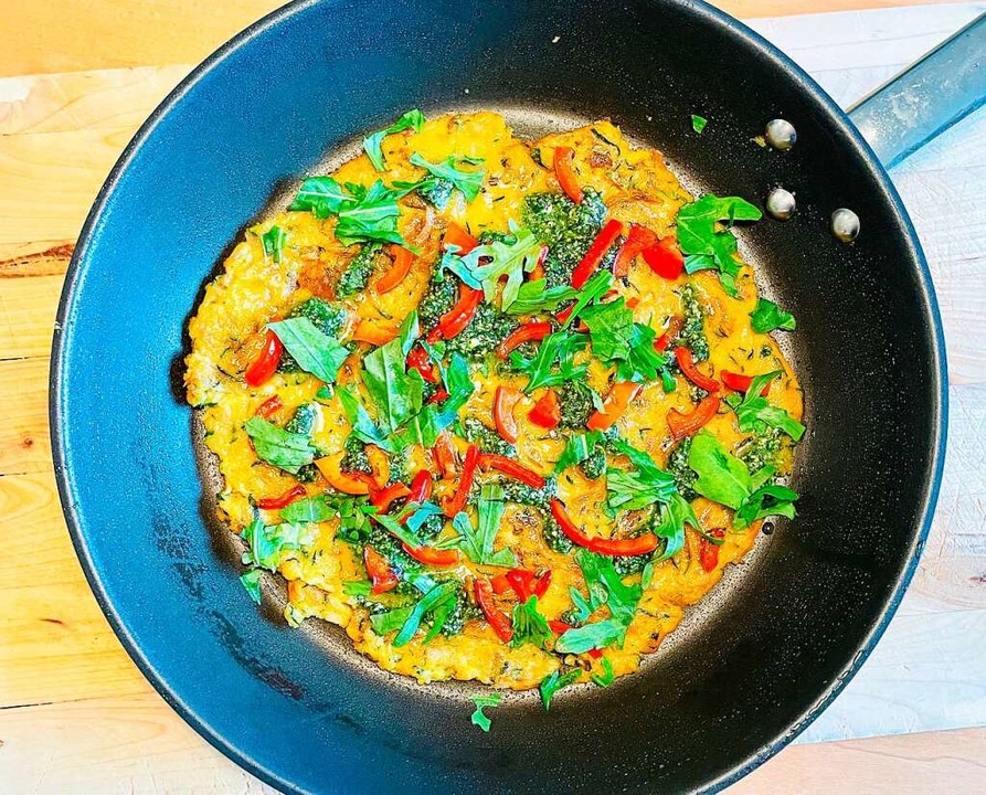 Der Pfannkuchen wird mit  selbstgemachtem Pesto und Rucola serviert.  | Foto: Hans-Albert Stechl