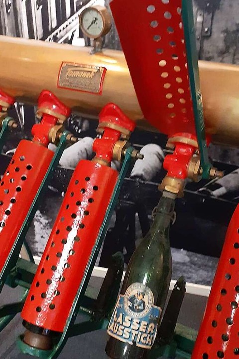 Mit Maschinen wie diesen wurden die Bierflaschen frher mit Korken versehen.  | Foto: Peter Gerigk