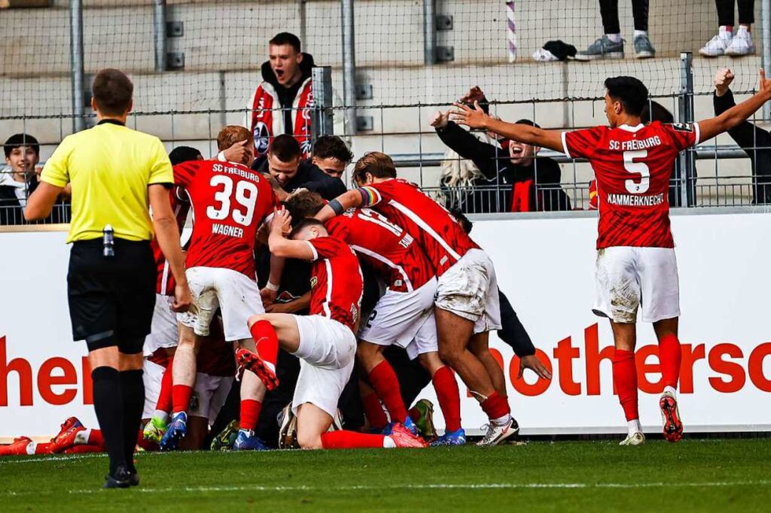 Der SC Freiburg II bejubelt den 2:1-Siegtreffer  | Foto: Achim Keller