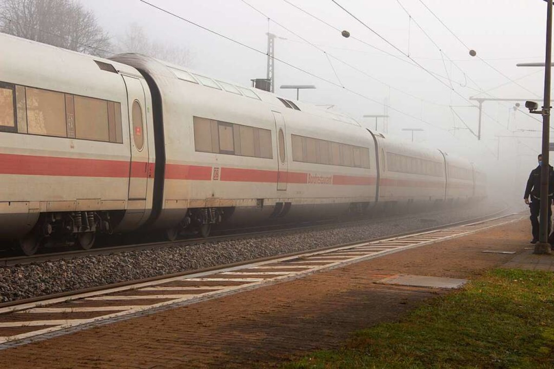 In dem ICE zwischen Regensburg und Nr...am Samstag eine Messerattacke gegeben.  | Foto: --- (dpa)