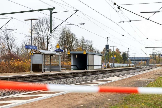 Ansicht vom Bahnhof an dem am Vortag b...griff in einem ICE festgenommen wurde.  | Foto: Daniel Karmann (dpa)