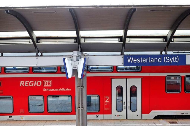 Eine eigenartige Kombination: Ein ehem...bahn&#8220; am Bahnhof von Westerland.  | Foto: Markus Donner