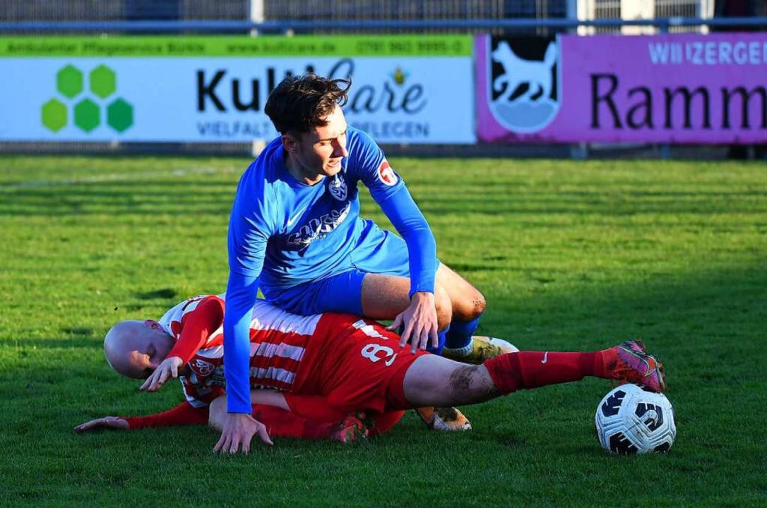 Marco Junker (liegend) und der Offenbu...eist eine Fußspitze schneller am Ball.  | Foto: Wolfgang Kuenstle