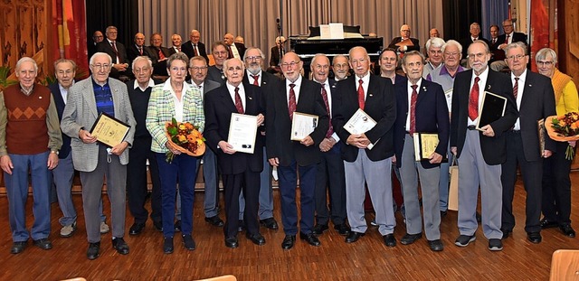 Alle Geehrten beim gemeinsamen Liedera...MC Grenzach und des GV Frohsinn Wyhlen  | Foto: Heinz und Monika Vollmar