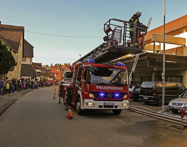 Mehr als 100 Zuschauer verfolgten, wie...llige Feuerwehr in Mnchweier agiert.   | Foto: Sandra Decoux-Kone