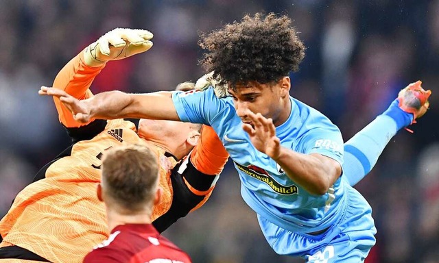 Der SC Freiburg gab in der Partie beim...rechts) im Flugduell mit Manuel Neuer.  | Foto: Achim Keller