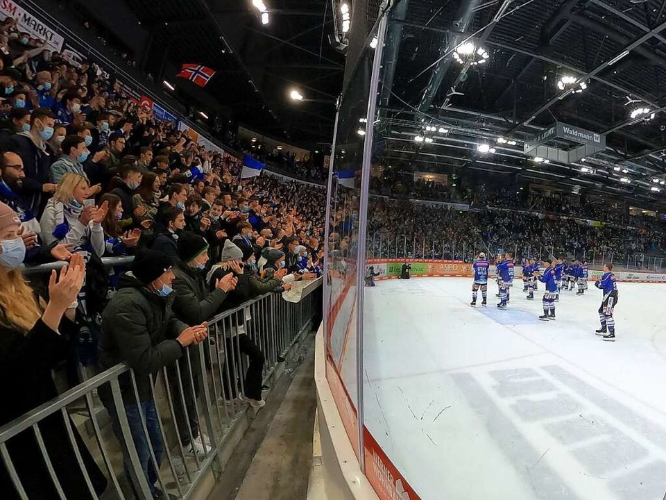 Stehende Ovationen: Die Fans feierten ...cht nur eine Partie im Abstiegskampf.   | Foto: Joachim Hahne