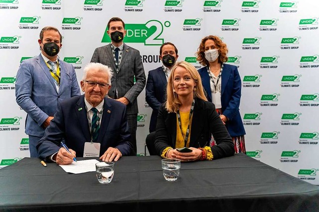 Winfried Kretschmann (vorne links) und Umweltministerin Thekla Walker in Glasgow  | Foto: Theo Westermann