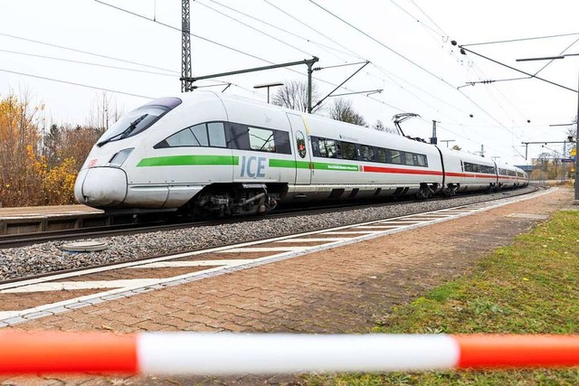 Ein ICE passiert den Bahnhof von Seubersdorf.  | Foto: Daniel Karmann (dpa)