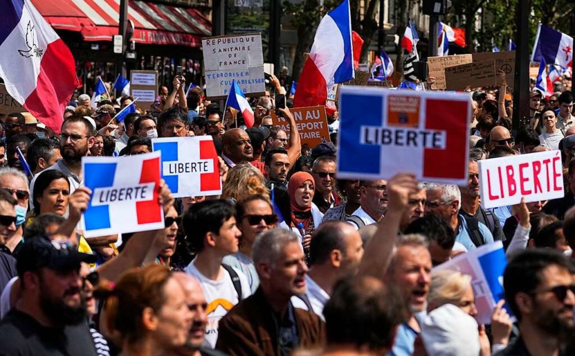 Symbolbild: Demonstranten und Demonstr...;Liberté (Freiheit) bei einem Protest.  | Foto: Michel Euler (dpa)