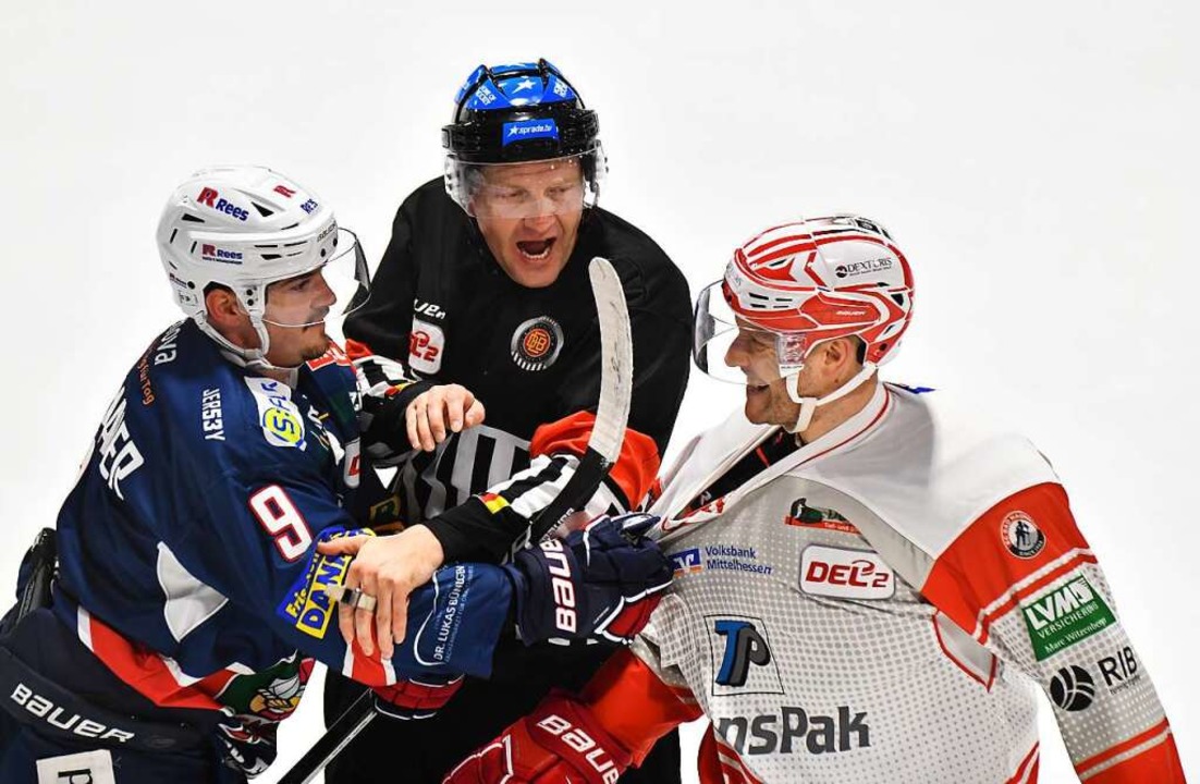 EHC-Spieler  Nikolas Linsenmaier (link...e. Ein Unparteiischer will schlichten.  | Foto: Achim Keller