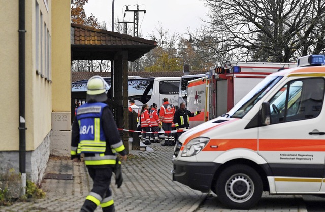 Beim Groeinsatz in Seubersdorf nach d...m Samstag waren 420 Krfte im Einsatz.  | Foto: Angelika Warmuth (dpa)