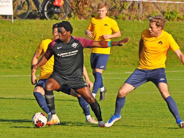 Sam Samma, der den FC Neustadt mit ein...hte, tanzt zwei Dettinger Spieler aus.  | Foto: Bernd Seger