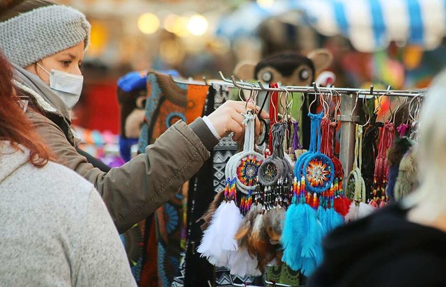 Eine Marktbesucherin durchstbert das Angebot eines Standes.  | Foto: Sandra Decoux-Kone